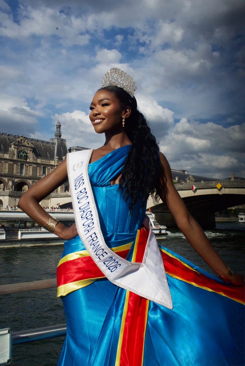 Pauline Monka Bile, Miss RDC Diaspora France 2026, en robe aux couleurs de la RDC au bord de la Seine